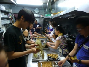 四十多位參加者挑戰包粽子