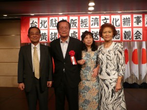 大阪台灣同鄉會名譽會長張種德伉儷與黃處長伉儷