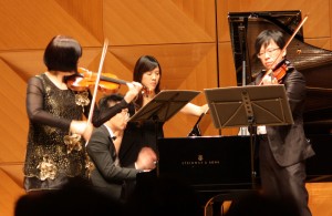 演奏する学生たち