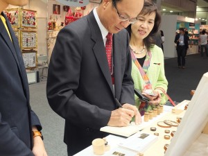 駐日代表沈斯淳在展場上試寫字
