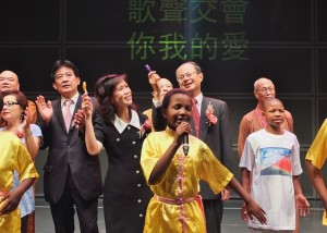 與會嘉賓上台與小朋友們合唱《掌聲響起》