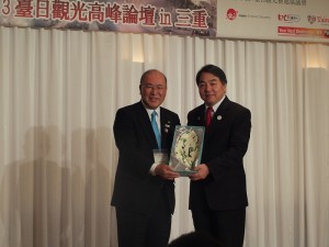 日本觀光振興協會會長西田厚聰（左）與觀光局局長謝謂君交換紀念品