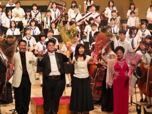 左起:日本指揮深井祥二、台灣指揮蔡福桂、鋼琴家吳嬪如和女高音莊美麗,一同在台上接受台下聽眾的掌聲