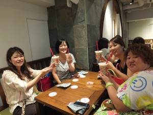 8點半在在店前排隊的「愛台灣會」成員們,迫不及待喝到珍珠奶茶