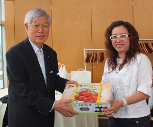 錢妙玲會長特別贈送台灣芒果給福島商工會議所、同時也是福島台灣友好協會會長瀨谷俊雄(左)