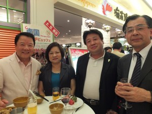 左起為:日本中華聯合總會名譽會長詹德薰、文君妃秘書、東京台灣商工會議所監事長張本立、王建華秘書