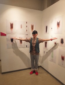 黃子佼在他的作品《人魚》前介紹他拍攝作品的想法