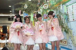 台湾新聞の撮影に笑顔で応える「川崎純情小町★」の4人のメンバー(左から浅井雅、前田薫里、前田紗耶香(リーダー)、伊藤みのりさん)
