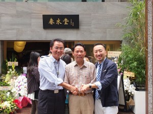 左起為:春水堂創辦人劉漢介,台灣觀光局東京事務所所長江明清和春水堂日本負責人關谷有三