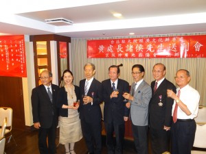 大阪中華總會成員與黃處長合影