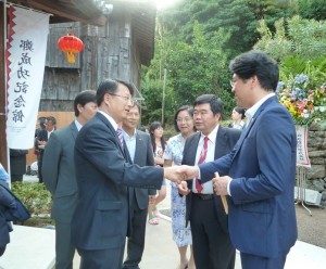 台南市副市長顏純左(前排左1)與平戶市市長黑田成彥(前排右1)交談,由駐福岡辦事處處長戎義俊(後排右1)協助翻譯