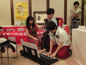 林永晏以腳彈奏電子琴和妹妹合奏