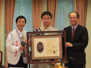 和平船長吉岡達也(中)獲頒周大觀文教基金會的「全球熱愛生命獎章」(圖右為沈斯淳大使、左為基金會創辦人周進華)