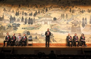 當日與會來賓,公益法人群馬県観光物産国際協会山口章専務(左1)、台北駐日經濟文化代表處沈斯淳代表(左2)、群馬縣吉川浩民副知事(左3)、群馬県日台議員連盟会長松本耕司(左4)、群馬縣台灣總會會長頌彦真賢(中)、介壽國中校長林財瑞(右3)、前橋東高校校長服部潤(右2)、台北市議員王鴻薇(右1)