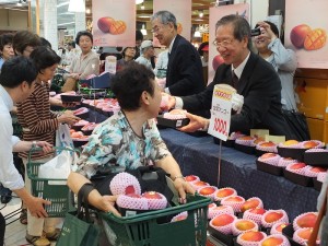 羅副代表和日本消費者推銷台灣好吃的芒果