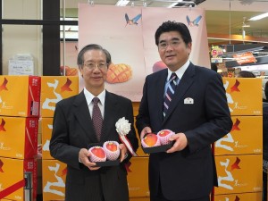 駐日代表處副代表羅坤燦和京王超市社長川瀨明伸一同現身在台灣芒果的促銷活動現場