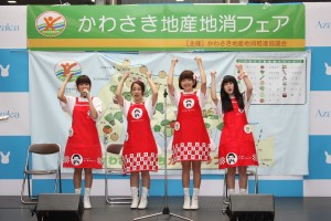 午前11時と正午の2回、約30分ほど4人が各販売ブースに分かれて1日店長として活躍