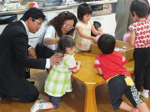 副會長林良育(左1)與會長錢妙玲(左2),在福島愛育園和院童們互動
