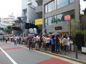 開幕前就吸引超過百人在店門口排隊