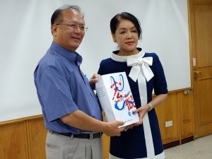 僑委會委員長吳英毅(左)贈送紀念品,由日本媽祖會會長曾鳳蘭(右)代領