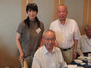 余貴美子與日本關東崇正會副會長劉禎士(後排右1)和顧問林利章(前排)合影,感謝他們協助她拍攝尋根影片