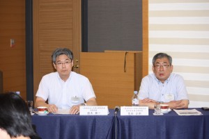 質疑応答に応える二人