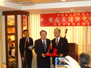 大阪中華學校副理事長獲頒海華榮譽章