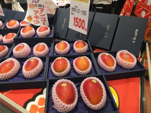 賣場外也特別準備了大顆芒果,裝在藍色盒子裡,顯得更加高貴