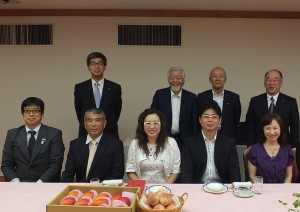 東京台灣商工會議所一行人拜會《福島民報》,後排左起總務局長花見政行、顧問花田勗、會長渡部世一和社長高橋雅行