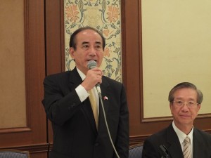 立法院長王金平(左)表示故宮到日展覽可以使用「國立」兩字,是很大的突破(圖右為駐日代表處副代表羅坤燦)