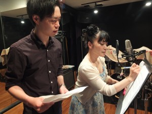負責幫忙指導中文發音的源治(左),提醒青木美香子該注意的地方