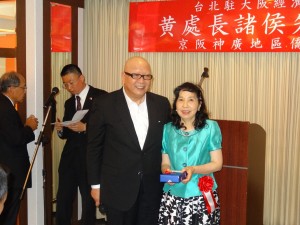 新廣島中華總會會長王武夫贈處長夫人紀念品