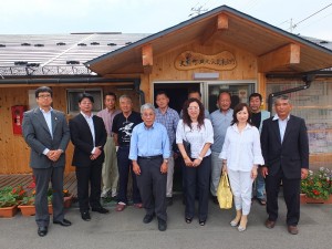 臨時住宅區自治會會長市川一(前排右4)與臨時住宅區的居民和東京台灣商會一行人合影