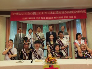 後排左起為:交流協會總務部長小松道彥、周大觀文教基金會創辦人周進華、和平船長吉岡達也、沈斯淳代表、兒癌看守會事務局長石川幹雄,與此行參訪的生命鬥士們合影