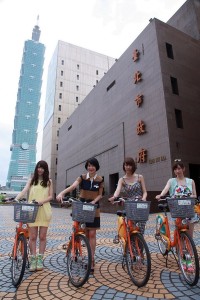 觀傳局局長趙心屏推薦 AKB48騎乘Ubike,左起菊地彩香、趙心屏、阿部瑪莉亞 及片山陽加(照片提供:台北市觀光傳播局)