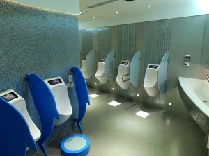 無水トイレが採用された男子小用便器。上部には液晶モニターもついている。