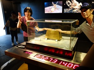 重さ220kgある金塊に触ることもできる