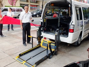 寄贈された介護タクシー