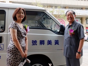 世華総会日本分会新垣旬子副総会長(左)と張通栄基隆市長
