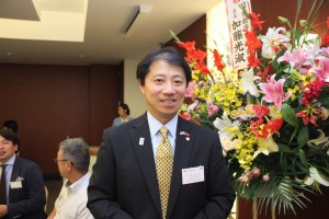 2部の司会を務めた横浜華僑総会穂高丈司事務局長