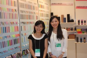 紡聚織帯有限公司の李英仙さん(左)