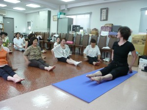 侯老師示範動作