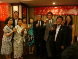 京都華僑總會與黃處長伉儷合影