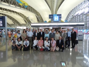 20多位僑領與辦事處同仁前往機場送機