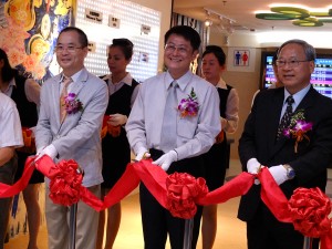 (左から)華陽国際企業周晣平執行長、交通部陳純敬政務次長、台湾鉄路管理局范植谷局長