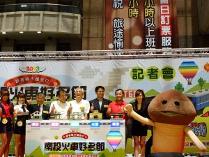 「なめこ」も登場した記者会見会場