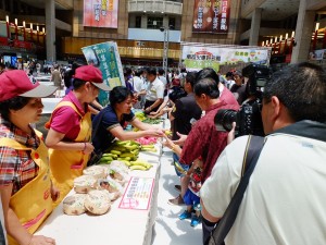集集鎮役場によるバナナ配布の様子