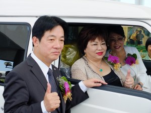 介護タクシーに試乗する施郭総会長(中央)と頼清徳台南市長