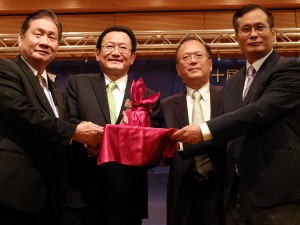(左から)アジア台商会柯昭治前総会長、世界台商会李芳信総会長、僑務委員会呉英毅委員長、アジア台商会施至隆総会長