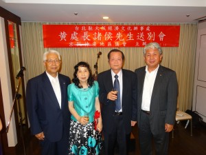 黃處長伉儷與大阪府議日華親善議員聯盟會長永野孝男(左)、大阪市日台友好議員聯盟多賀谷俊史(右)